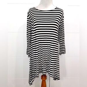Black and white striped flowy t shirt, 3/4 length sleeve